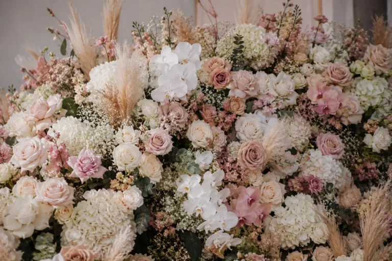 Décor floral XXL de roses poudrées et herbes de pampa pour un mariage à Nice